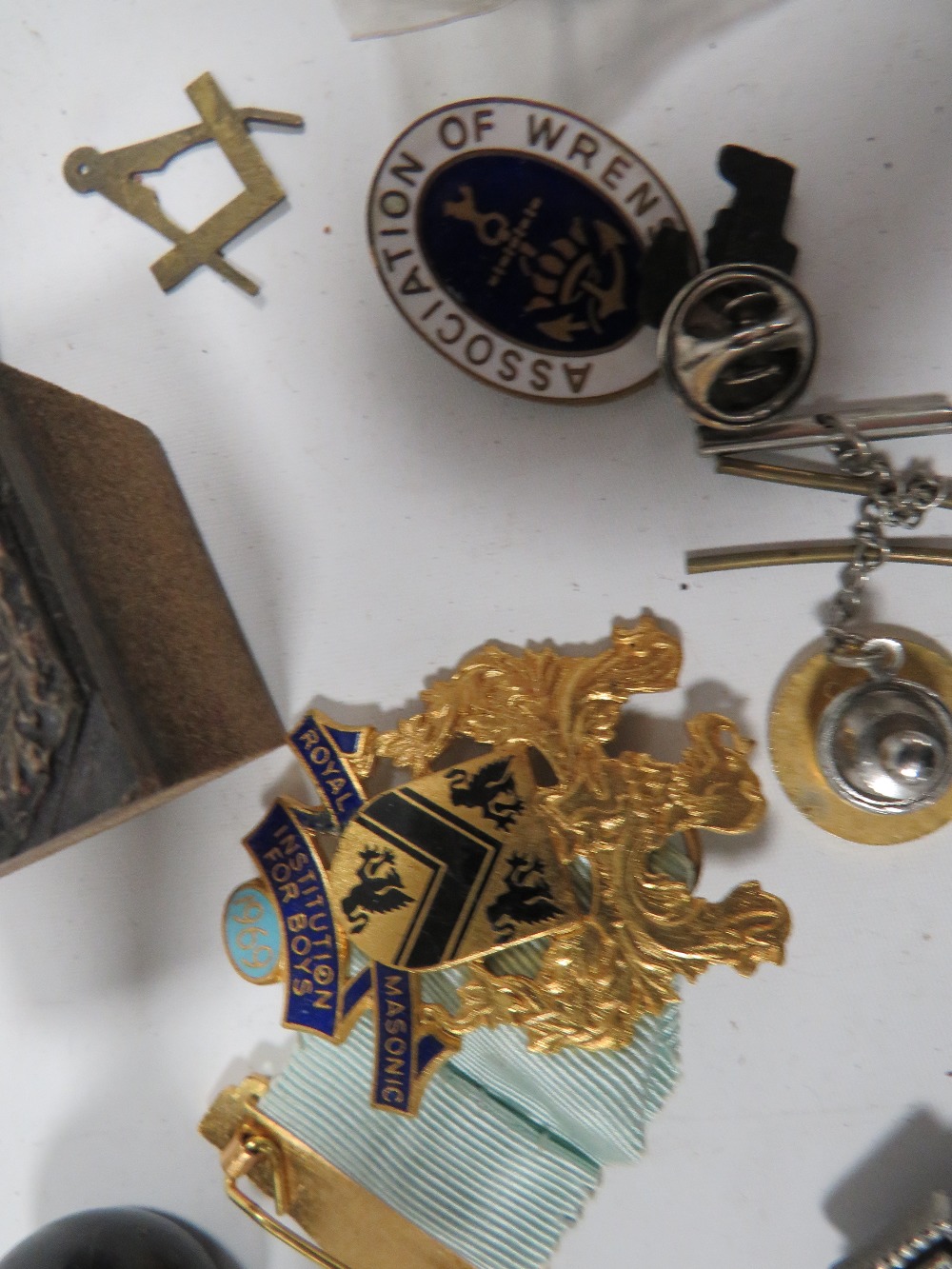 A SMALL TRAY OF COLLECTABLE'S TO INCLUDE WAX SEALS, MASONIC MEDAL ETC - Image 4 of 5