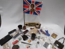 A TRAY OF INTERESTING COLLECTABLE'S TO INCLUDE A BUSTER CLUB BADGE, A CIGARETTE CASE, ETC
