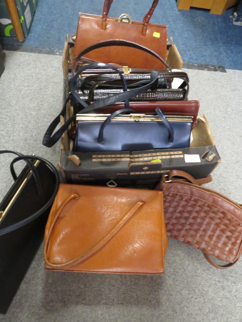 A TRAY OF ASSORTED VINTAGE HANDBAGS