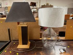 A TOUCHE DU BOIS WOODEN TABLE LAMP H - 64 CM TOGETHER WITH A JOHN LEWIS CLEAR GLASS TABLE LAMP H -