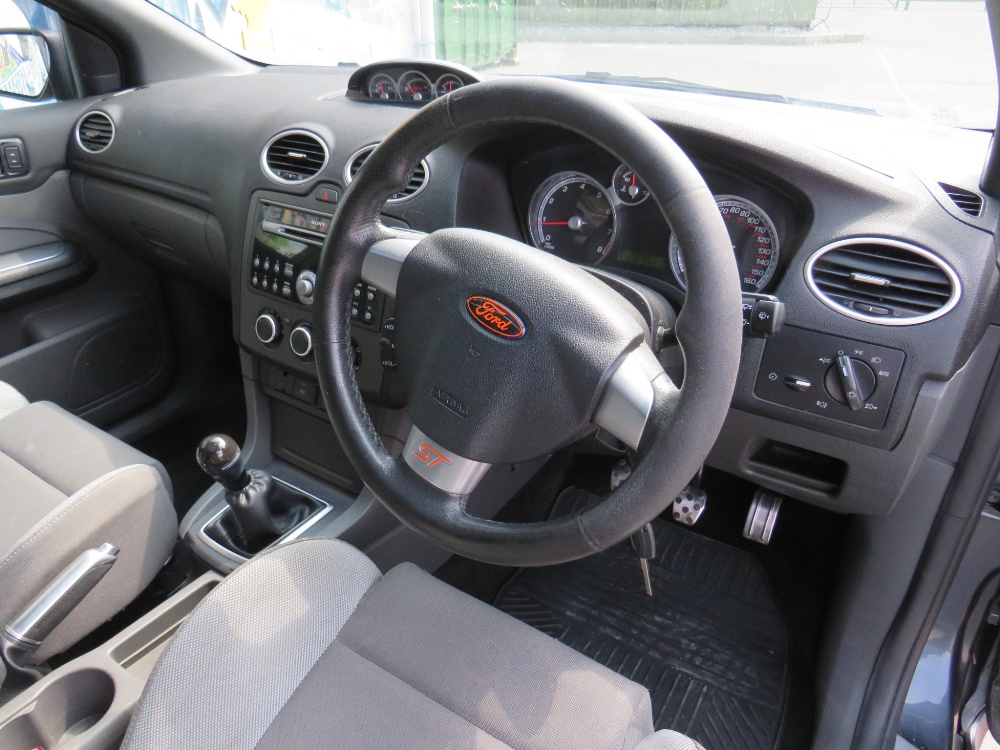 A 2006 GREY FORD FOCUS ST225 - 'EF06 GSO' - LOG BOOK, TWO KEYS, SOME DOCUMENTATION, MOT UNTIL 18TH - Image 10 of 15