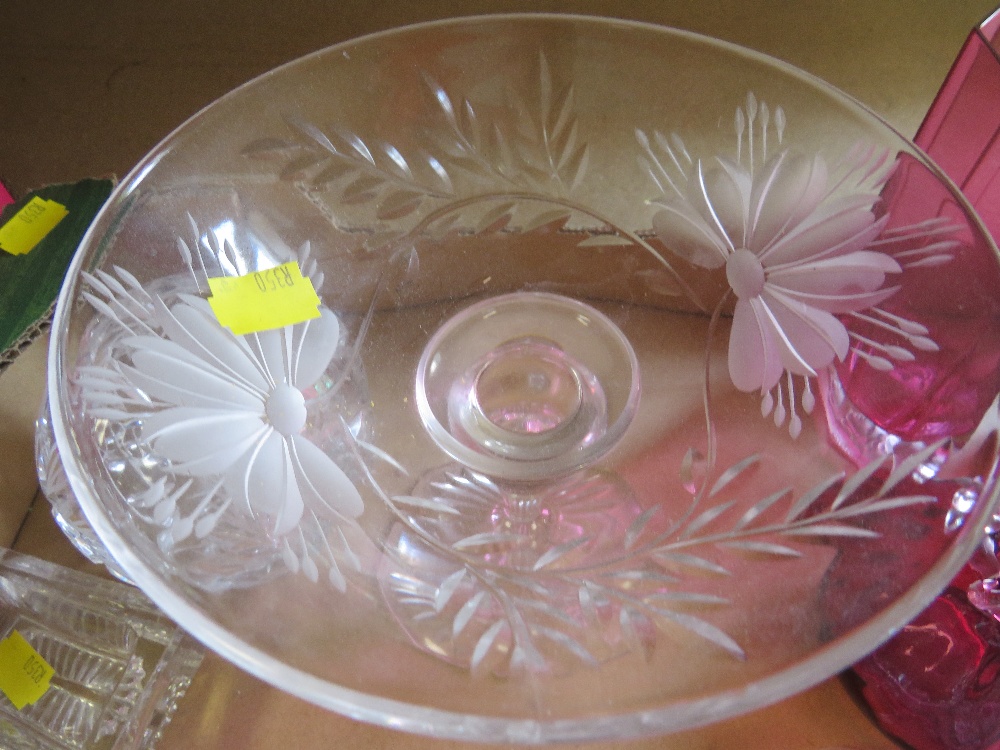 A TRAY OF ASSORTED GLASSWARE TO INCLUDE COLOURED EXAMPLE - Image 4 of 4