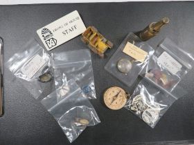 A SMALL QUANTITY OF COLLECTABLE'S TO INCLUDE A VINTAGE SCARF CLIP, TOY CHARMS, MINIATURE TOY CAR