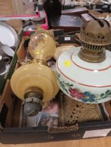 A BOX OF BRASS / OIL LAMPS / TO INCLUDE A NEWPORT POTTERY CLARICE CLIFF STYLE DRAINING DISH ETC