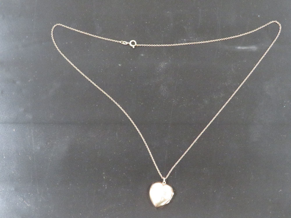 A LOCKET ON CHAIN MARKED 9CT GOLD BACK AND FRONT - Bild 2 aus 3