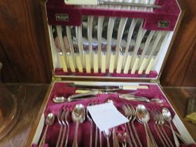 A VINTAGE CANTEEN OF VINERS CUTLERY (CONTENTS UNCHECKED)