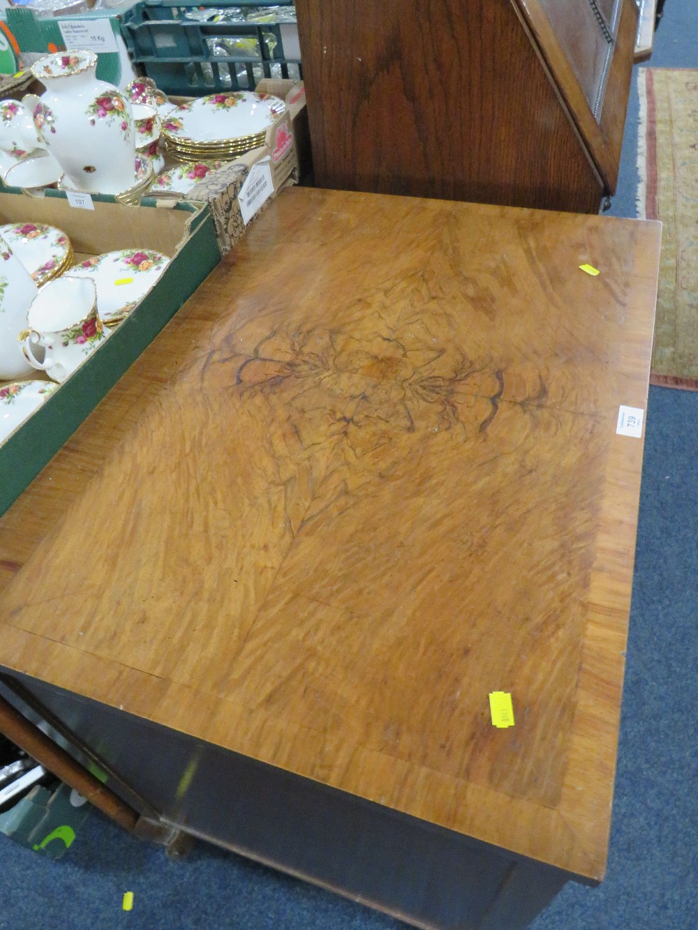 A SMALL WALNUT VENEER THREE DRAWER CHEST - W 76.5 CM - Image 2 of 2