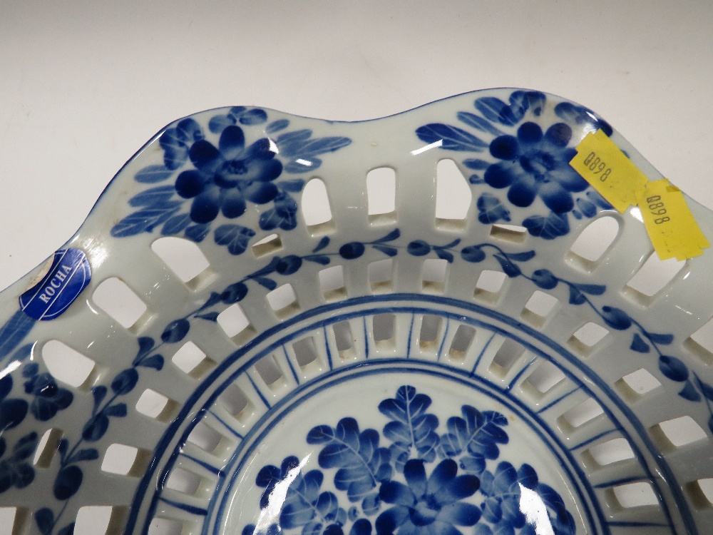 A VINTAGE BESWICK CIRCUS DISH TOGETHER WITH A PIERCED BLUE/WHITE ROCHA BOWL - Image 2 of 3