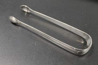 A PAIR OF GEORGIAN HALLMARKED SILVER SUGAR TONGS BY PETER, ANNE & WILLIAM BATEMAN