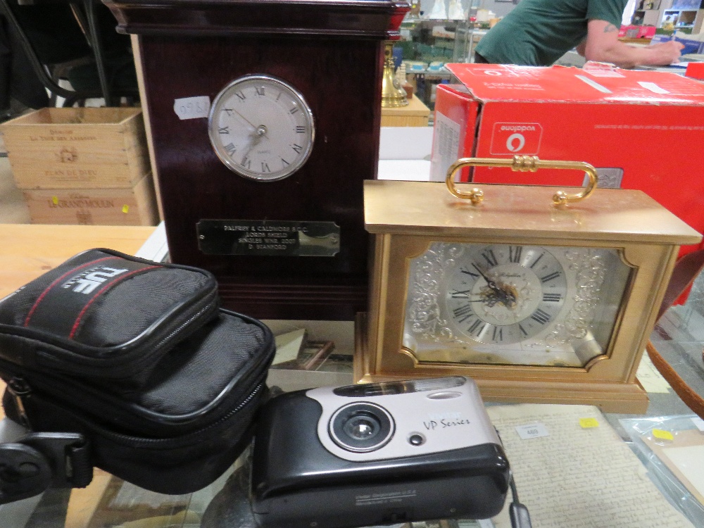 A SMALL TRAY OF COLLECTABLES TO INCLUDE BINOCULARS, CLOCKS ETC - Image 2 of 4