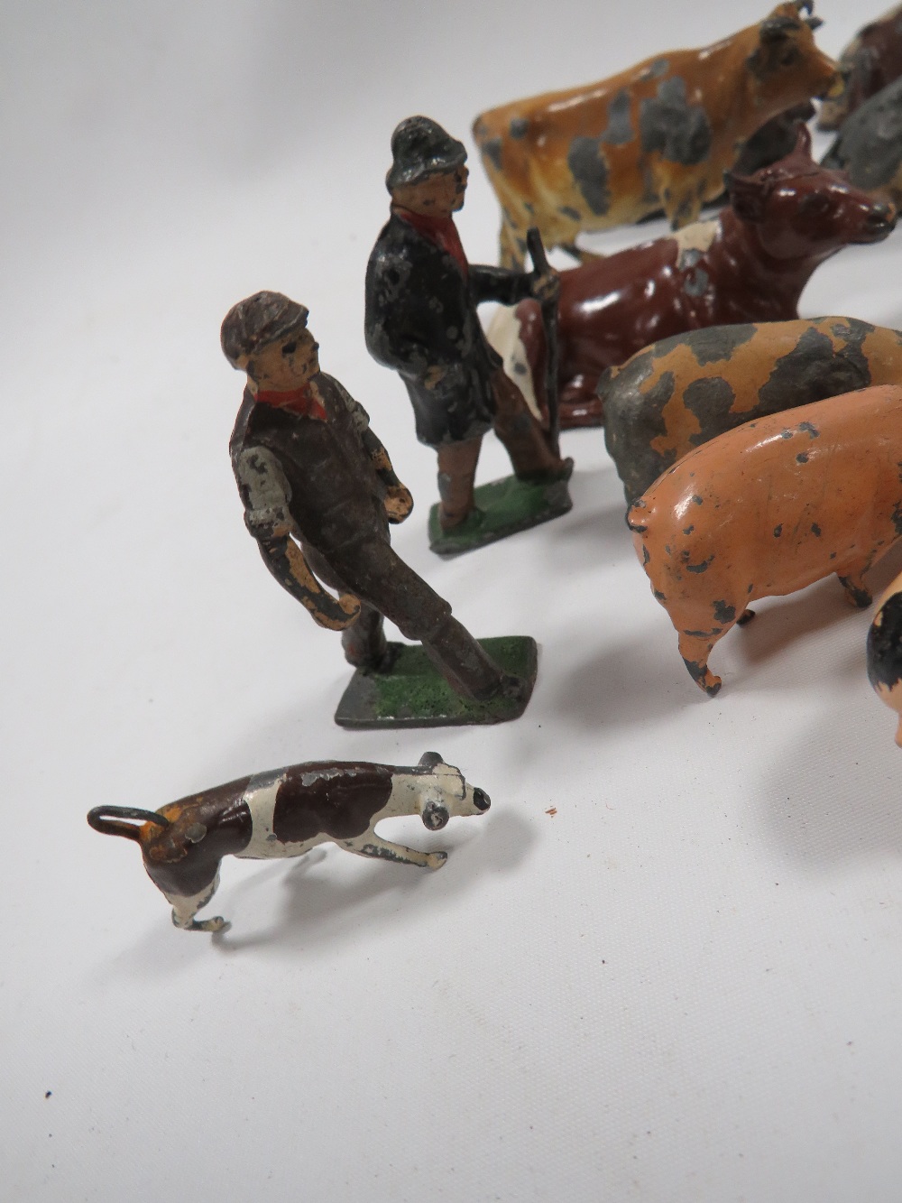 A BOX CONTAINING VINTAGE METAL FARM ANIMALS ETC - Image 6 of 9