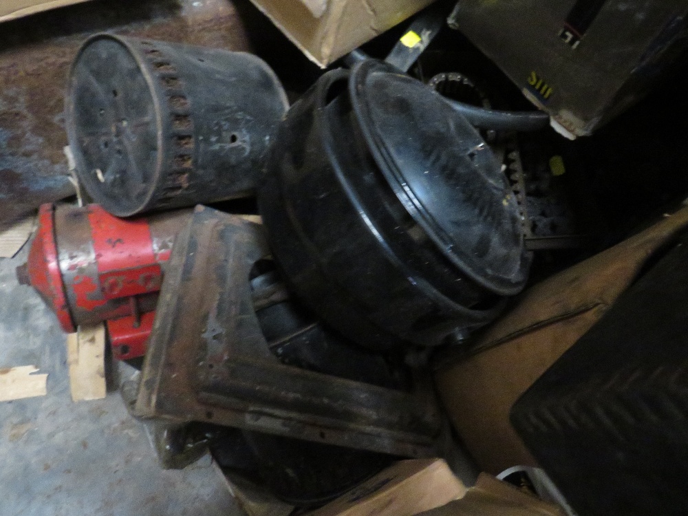 A LARGE SELECTION OF VINTAGE CAR PARTS - Image 5 of 7