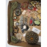 A COLLECTION OF VINTAGE BROOCHES