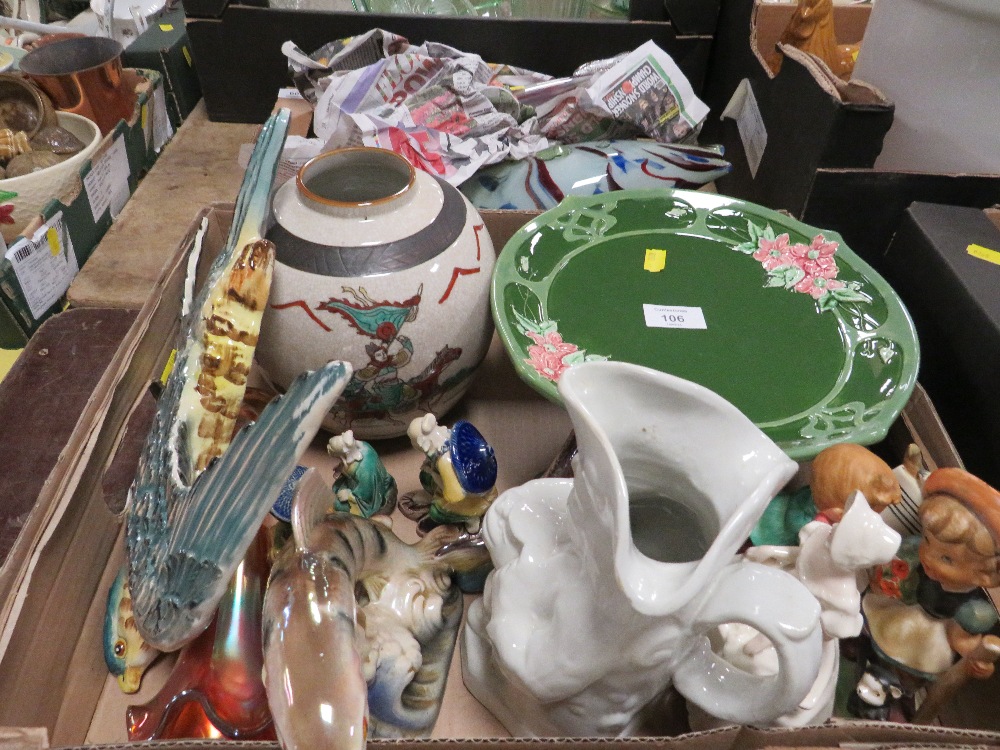 A TRAY OF ASSORTED CERAMICS TO INCLUDE A COMPORT