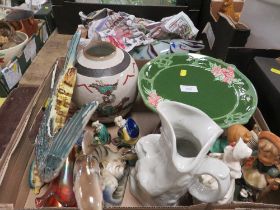 A TRAY OF ASSORTED CERAMICS TO INCLUDE A COMPORT