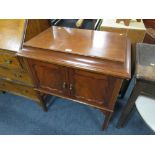 A VINTAGE MAHOGANY CASED PEROPHONE GRAMOPHONE