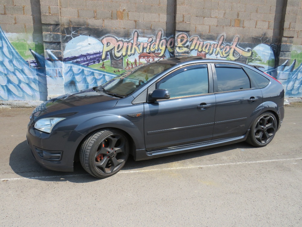 A 2006 GREY FORD FOCUS ST225 - 'EF06 GSO' - LOG BOOK, TWO KEYS, SOME DOCUMENTATION, MOT UNTIL 18TH