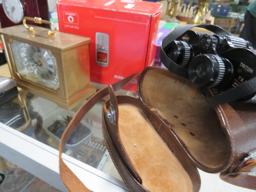 A SMALL TRAY OF COLLECTABLES TO INCLUDE BINOCULARS, CLOCKS ETC - Image 3 of 4