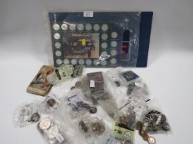 A TRAY OF COLLECTABLE COINAGE TO INCLUDE AMERICAN EXAMPLES TOGETHER WITH POSTCARDS ETC