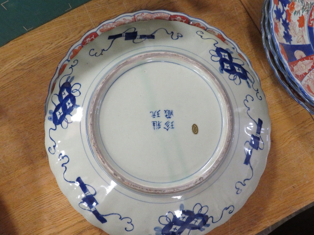 FIVE MODERN CHINESE IMARI STYLE CHARGERS - Image 3 of 3