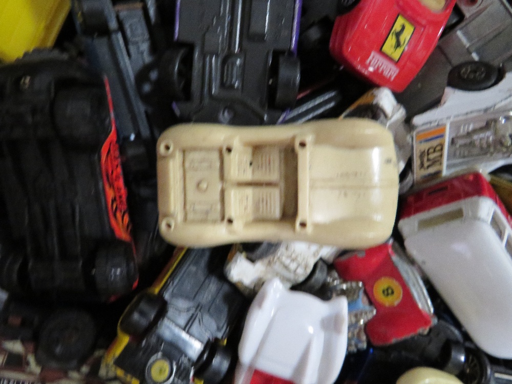 A TRAY OF PLAYWORN DIE CAST VEHICLES TO INCLUDE HOT WHEELS, CORGI, MATCHBOX ETC - Image 3 of 4