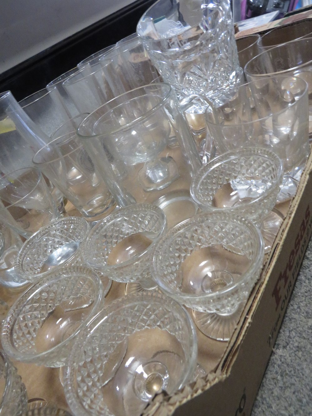 THREE TRAYS OF SUNDRIES TO INCLUDE GLASSWARE - Image 2 of 6