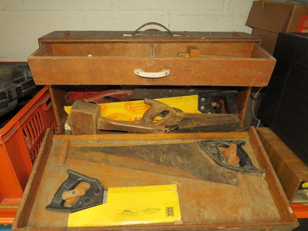 A CARPENTER TOOL BOX AND CONTENTS - Image 2 of 3