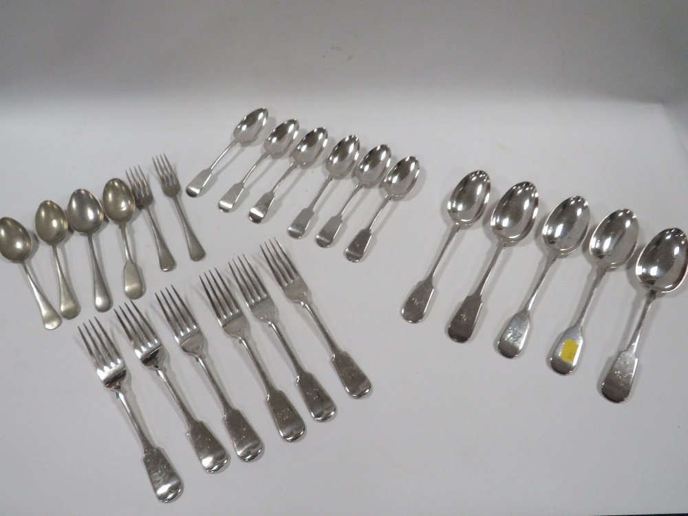 A QUANTITY OF ASSORTED FLATWARE TO INCLUDE A PAIR OF EARLY VICTORIAN HALLMARKED SILVER FIDDLE