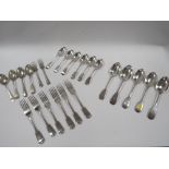 A QUANTITY OF ASSORTED FLATWARE TO INCLUDE A PAIR OF EARLY VICTORIAN HALLMARKED SILVER FIDDLE