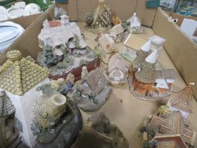 A BOX OF LILLIPUT LANE COTTAGES