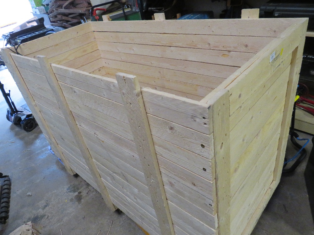 A VERY LARGE WOODEN STORAGE / PACKING BOX / CRATE - 160 x 74 x 96 CM