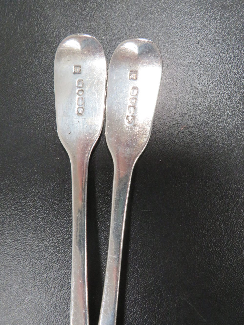 A QUANTITY OF ASSORTED FLATWARE TO INCLUDE A PAIR OF EARLY VICTORIAN HALLMARKED SILVER FIDDLE - Image 4 of 6