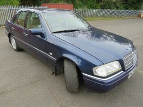 A BLUE 1997 MERCEDES 2.5L TURBO DIESEL 'R498 KPR', MOT EXPIRES 14/10/24- PART SERVICE HISTORY, LOG