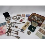 A TRAY OF ASSORTED COLLECTABLE'S TO INCLUDE VINTAGE COINS, MASONIC SPOONS ETC