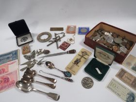 A TRAY OF ASSORTED COLLECTABLE'S TO INCLUDE VINTAGE COINS, MASONIC SPOONS ETC