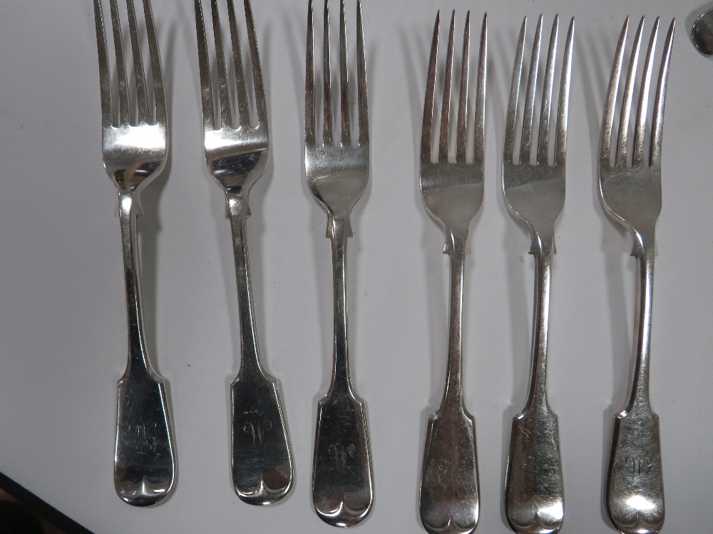 A QUANTITY OF ASSORTED FLATWARE TO INCLUDE A PAIR OF EARLY VICTORIAN HALLMARKED SILVER FIDDLE - Image 3 of 6