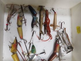 A TRAY OF VINTAGE FISHING LURES