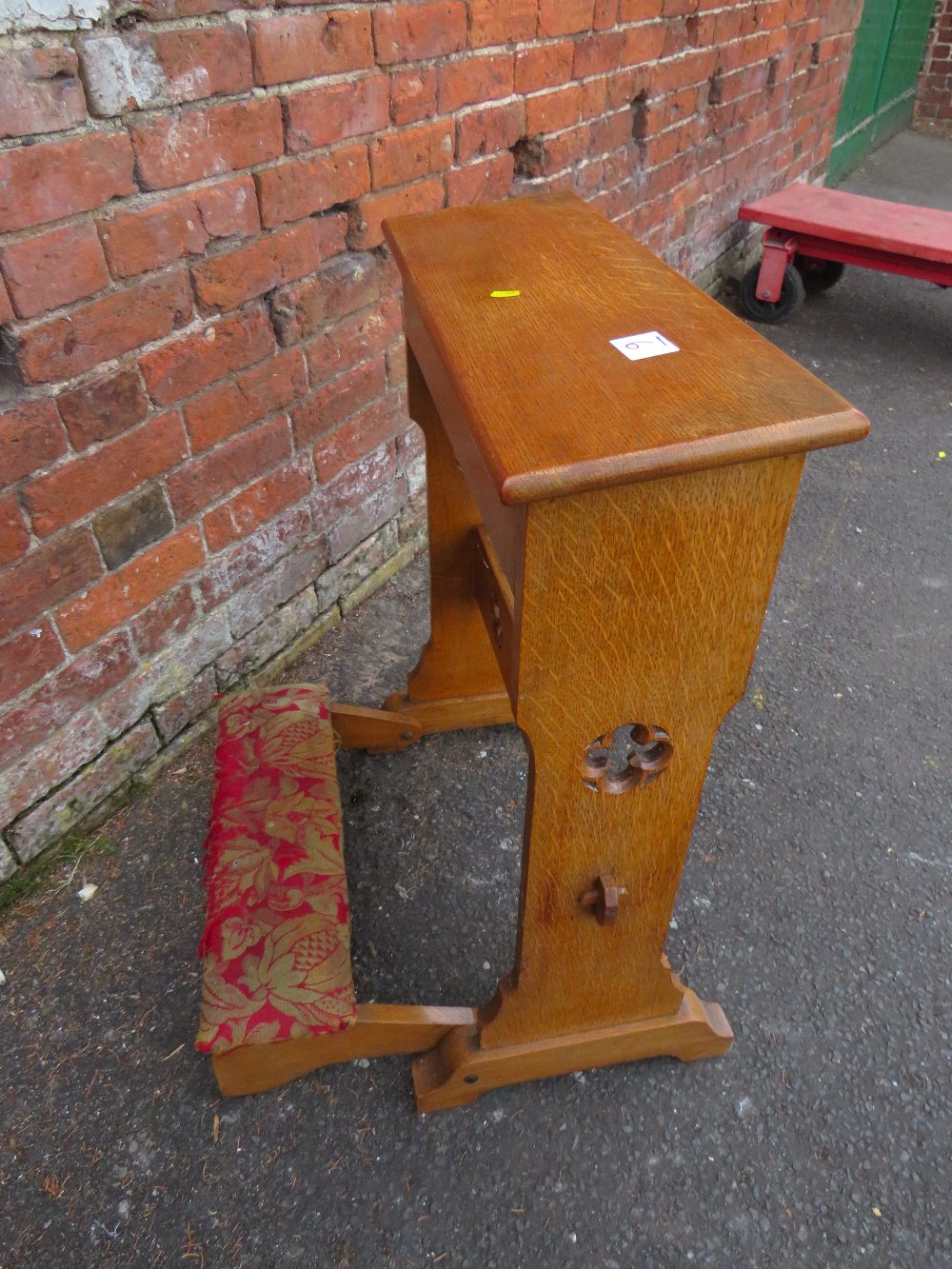 AN OAK CARVED ECCLESIASTICAL PRAYER STAND WITH FOLD DOWN KNEE STAND - 'ST MARYS ABBEY' - Image 3 of 3