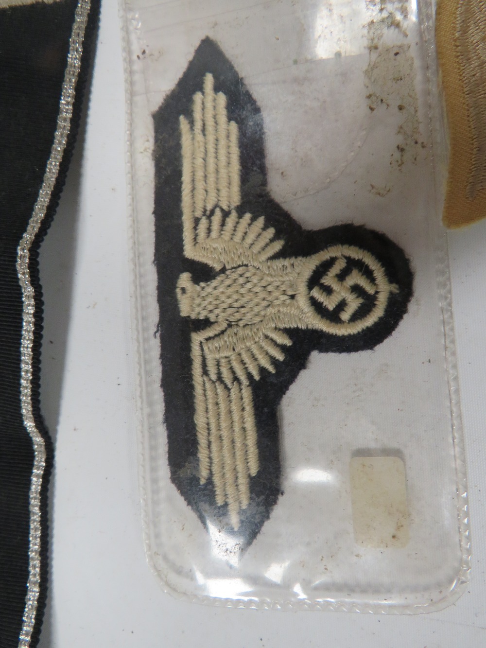 A COLLECTION OF MILITARY TYPE BADGES AND PATCHES - Image 3 of 4