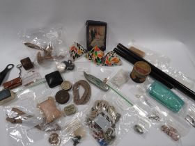 AN INTERESTING TRAY OF ASSORTED COLLECTABLE'S TO INCLUDE SEWING ITEMS, JEWELLERY, ADVERTISING