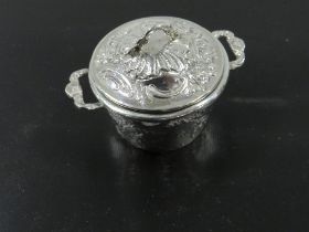 A SMALL HALLMARKED SILVER DECORATIVE LIDDED POT WITH HANAU SILVER HALLMARKS TO BASE