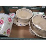 A BOX OF MIXED EMMA BRIDGEWATER, SPONGE WARE ETC