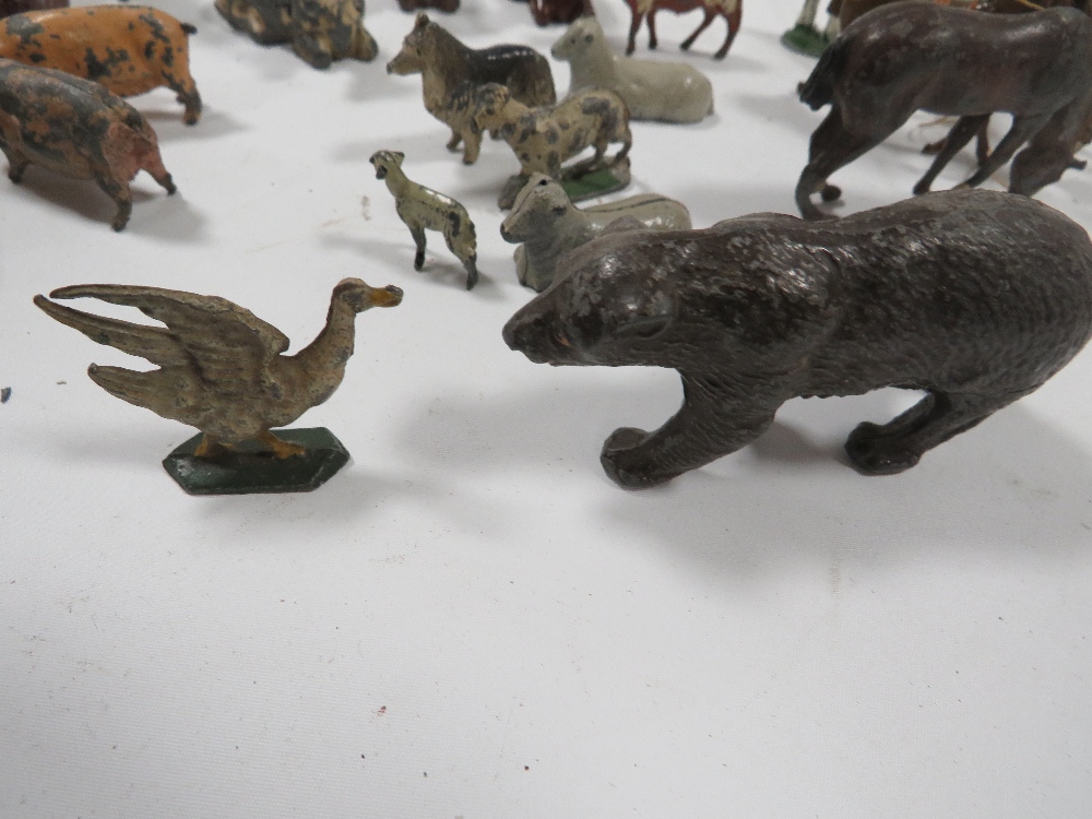 A BOX CONTAINING VINTAGE METAL FARM ANIMALS ETC - Image 5 of 9