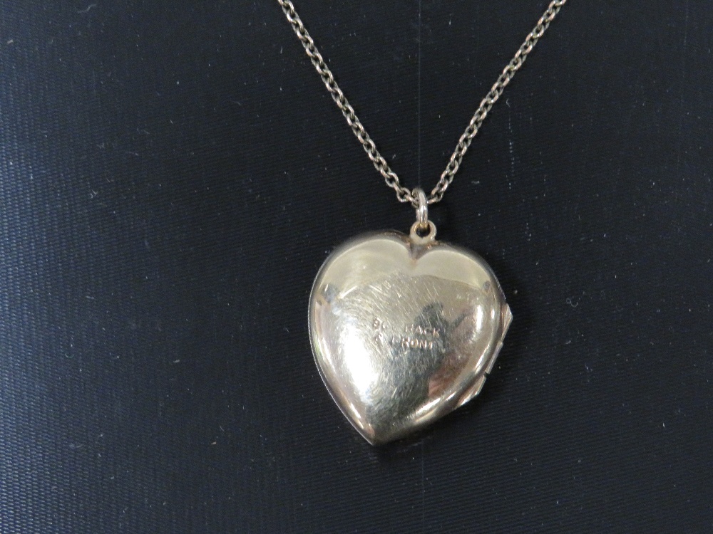 A LOCKET ON CHAIN MARKED 9CT GOLD BACK AND FRONT - Bild 3 aus 3