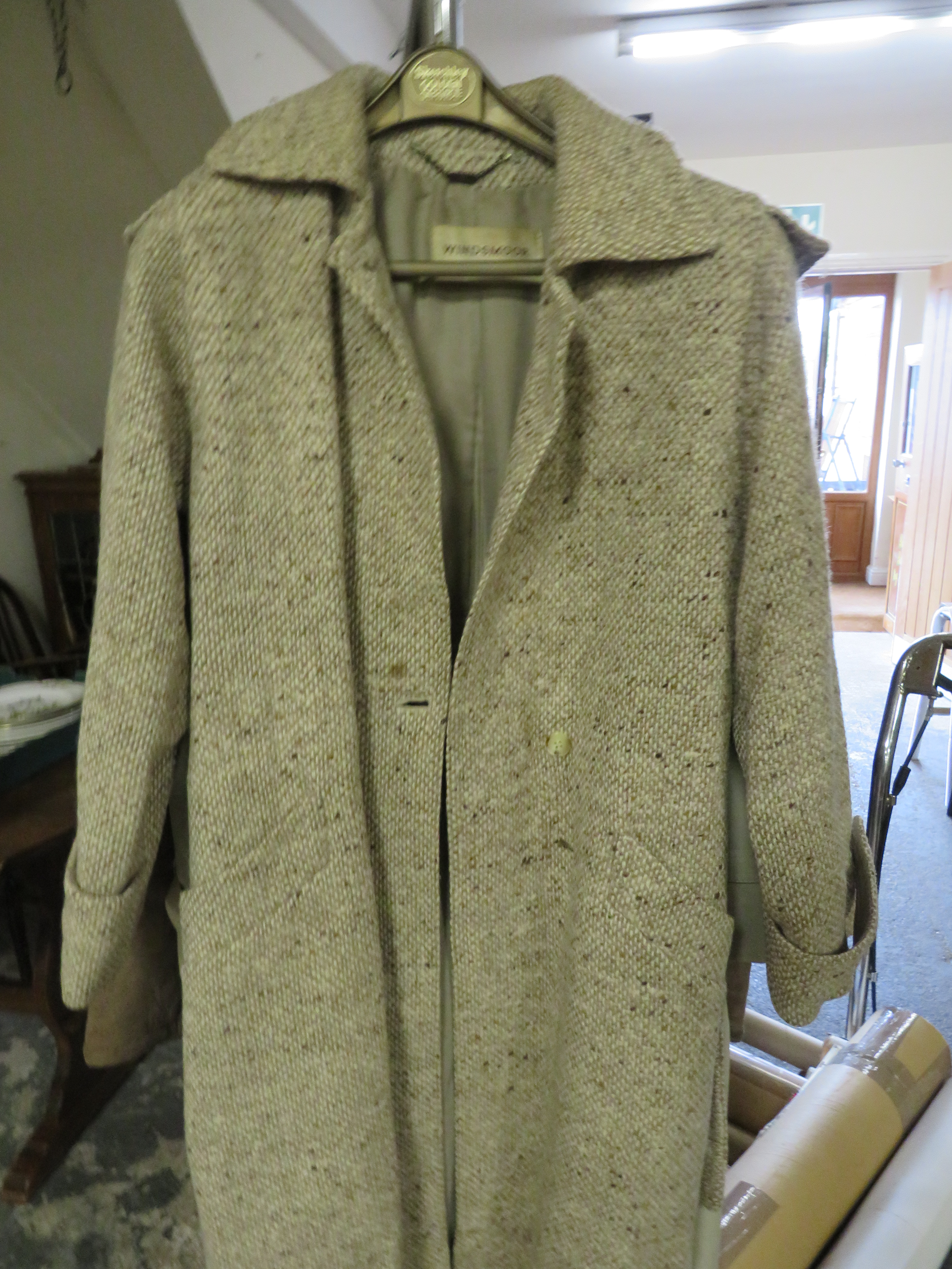 A RAIL OF VINTAGE CLOTHING TO INCLUDE LADIES DRESSES, COATS AND JACKETS ETC TOGETHER WITH A - Image 3 of 6