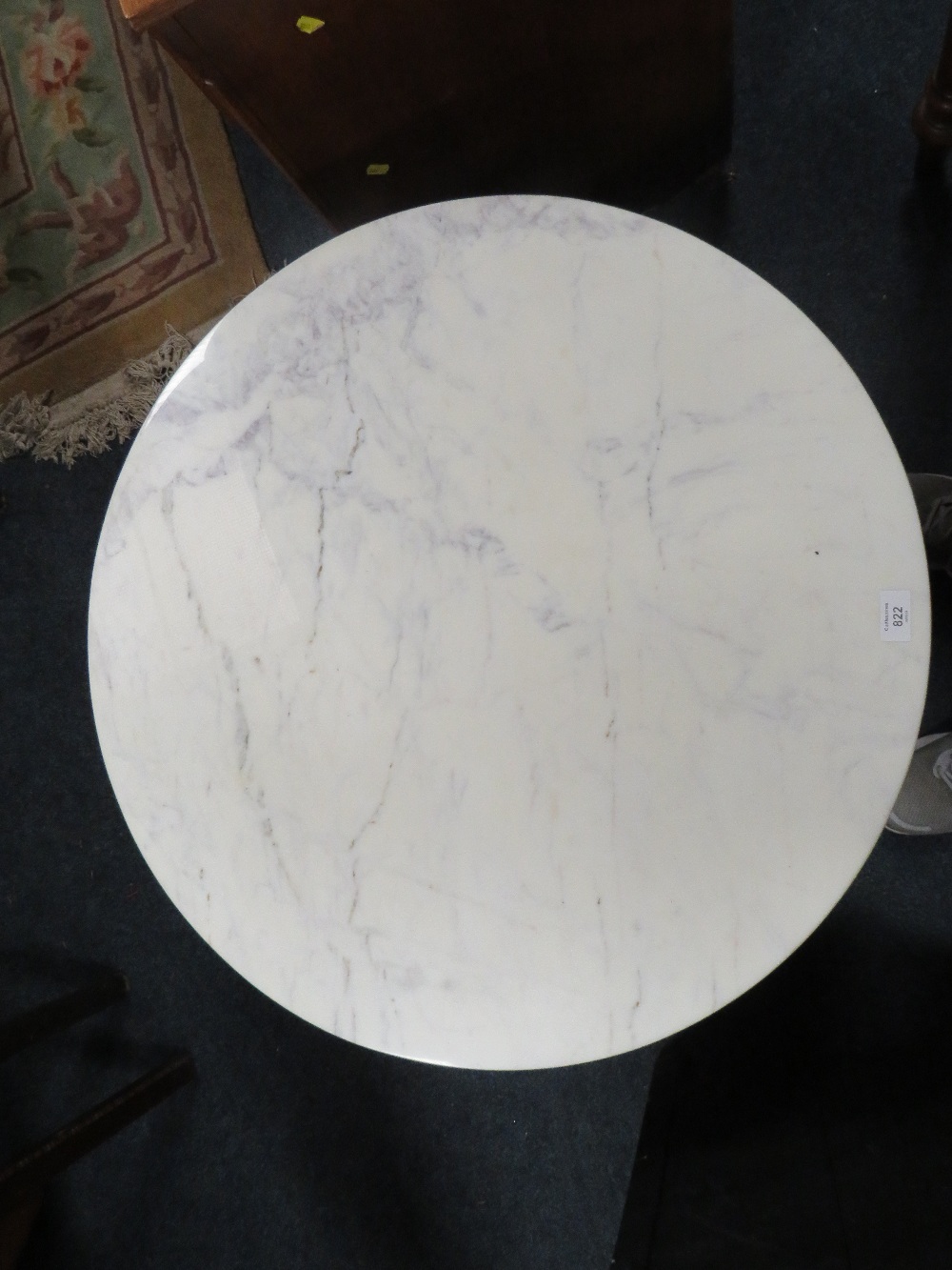 A MODERN MARBLE TOPPED CIRCULAR LAMP TABLE - Bild 2 aus 3