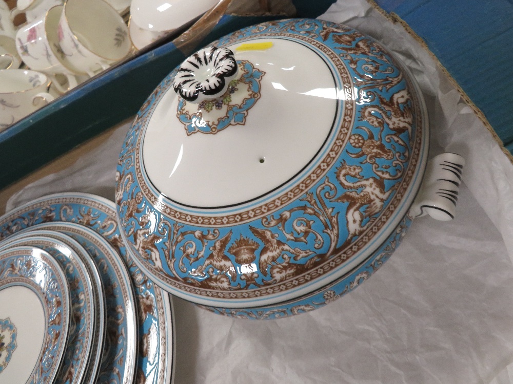 A BOX CONTAINING WEDGWOOD FLORENTINE TUREEN, PLATES ETC - Image 3 of 5