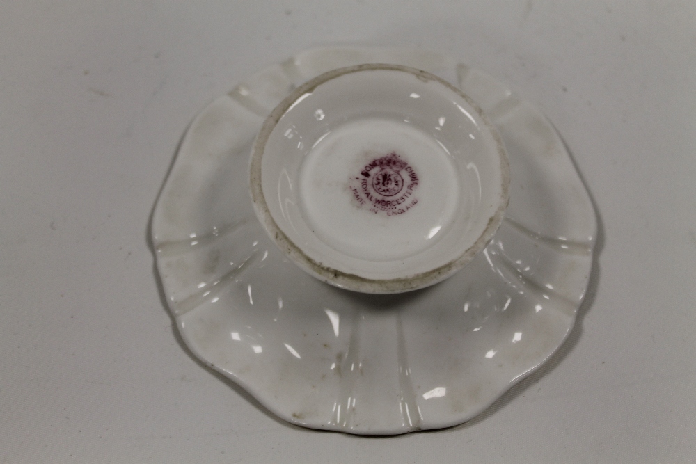 A SMALL WORCESTER FRUIT FOOTED DISH - Image 2 of 3