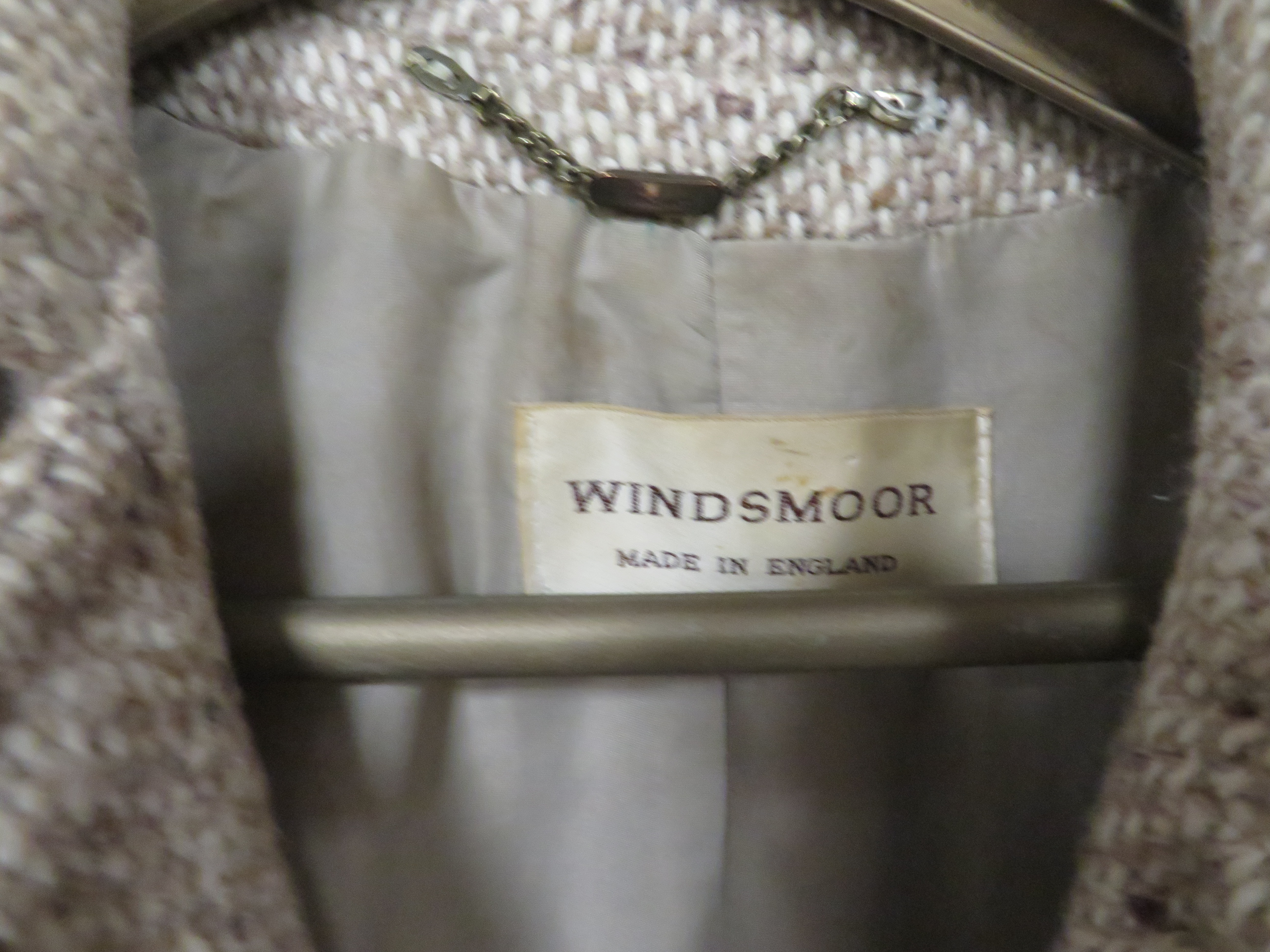 A RAIL OF VINTAGE CLOTHING TO INCLUDE LADIES DRESSES, COATS AND JACKETS ETC TOGETHER WITH A - Image 2 of 6