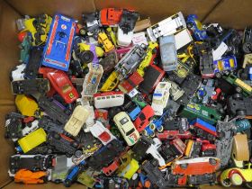 A TRAY OF PLAYWORN DIE CAST VEHICLES TO INCLUDE HOT WHEELS, CORGI, MATCHBOX ETC